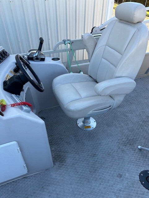 2008 Bentley Prestige 250 LC Pontoon 32